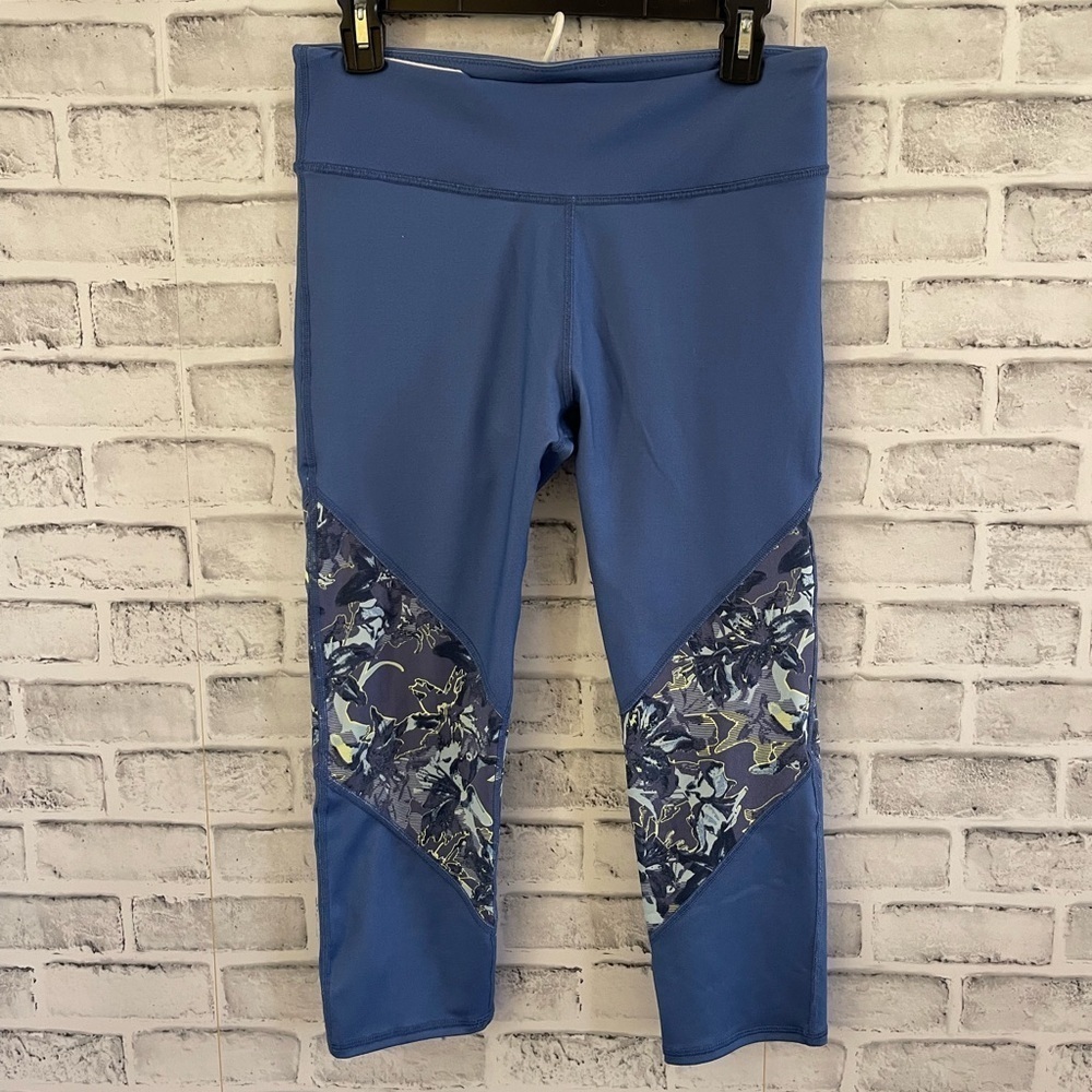Women’s Fabletics blue Capri floral leg print leggings Medium